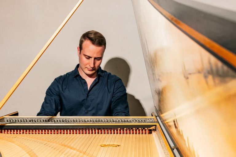GABRIEL SMALLWOOD, harpsichord